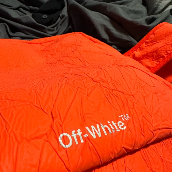 Off-White
logo-print messenger bag
FARFETCH - Picture 10 of 11